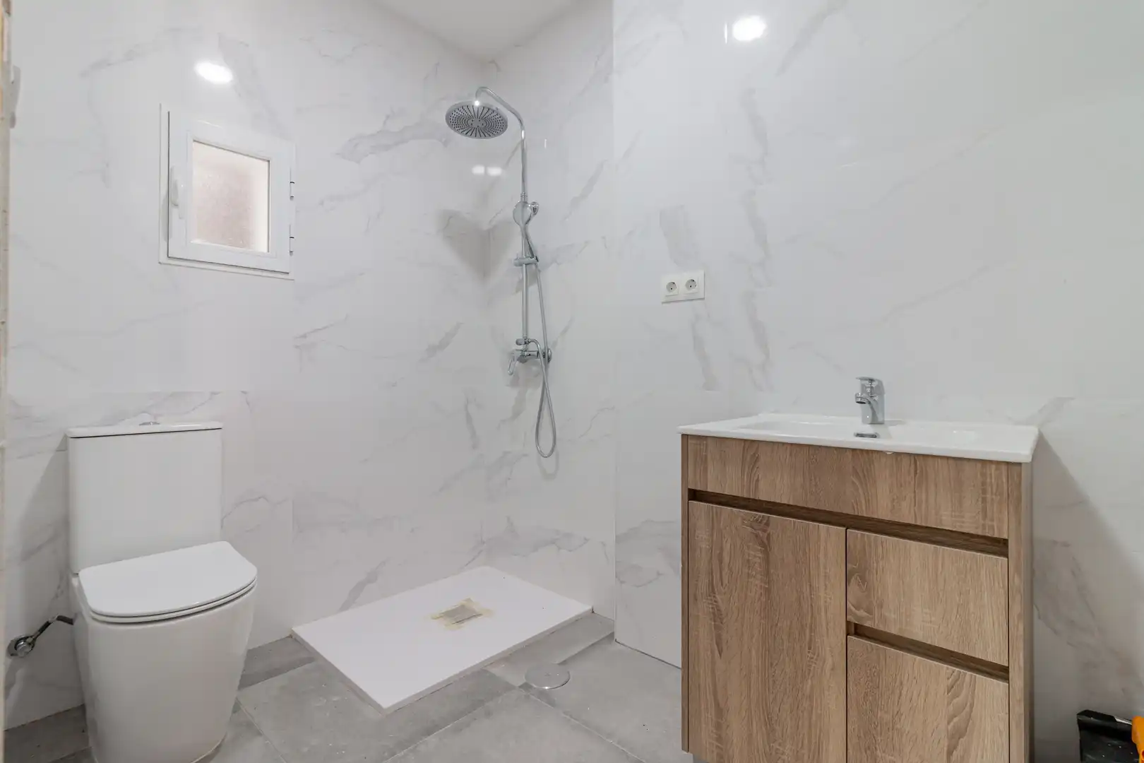 Badezimmer von Erdgeschoss zum Verkauf in Madrid mit Heizung