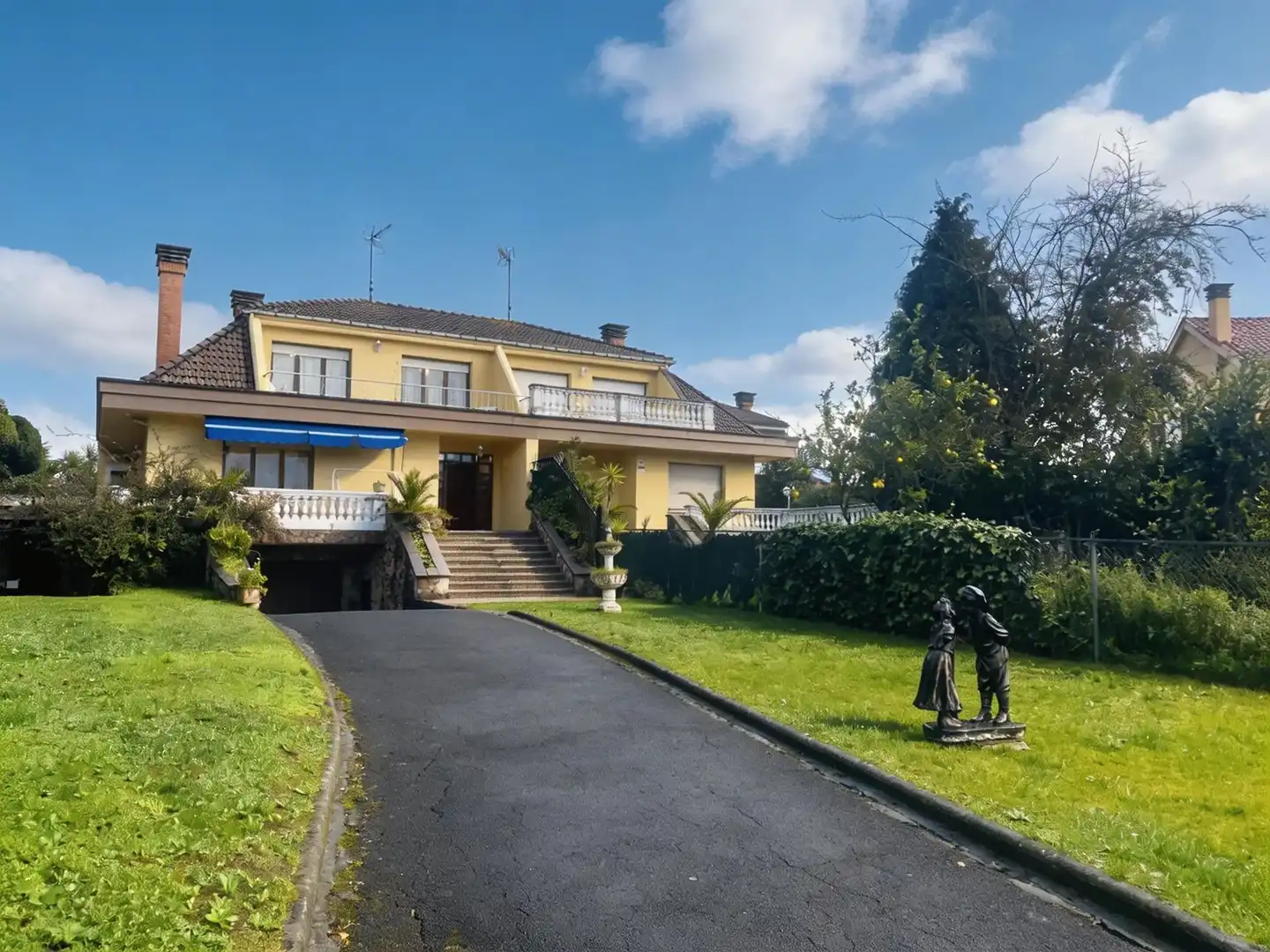 Vista exterior de Casa o chalet en venta en Gijón  con Jardín privado, Terraza y Balcón