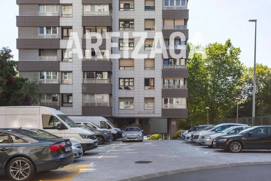 Aparcament de Pis en venda en Donostia - San Sebastián  amb Calefacció, Moblat i Balcó