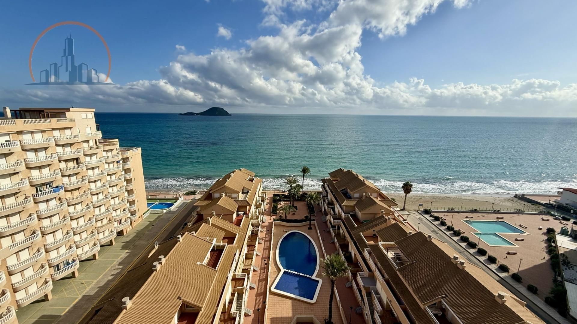 Vista exterior de Àtic en venda en La Manga del Mar Menor amb Terrassa, Balcó i Piscina comunitària