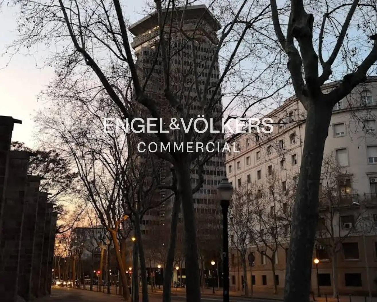 Vista exterior de Oficina en venda en Barcelona amb Aire condicionat i Moblat
