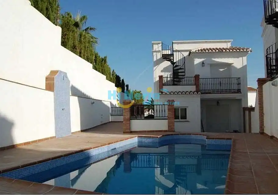 Chalet con piscina en venta en Centro