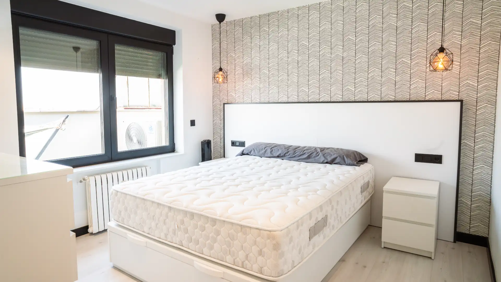 Schlafzimmer von Dachboden zur Miete in Salamanca mit Klimaanlage, Heizung und Parkett