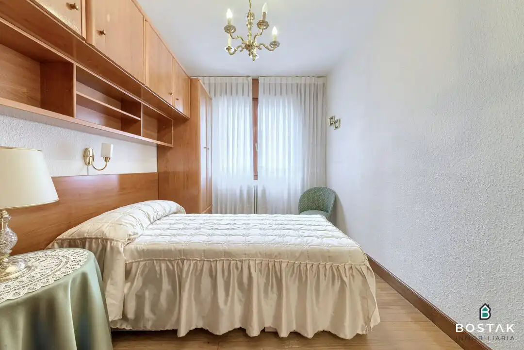 Bedroom of Flat for sale in Bilbao   with Heating, Furnished and Balcony