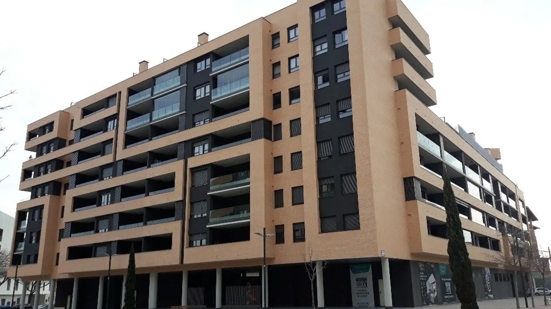 Vista exterior de Local en venda en  Zaragoza Capital