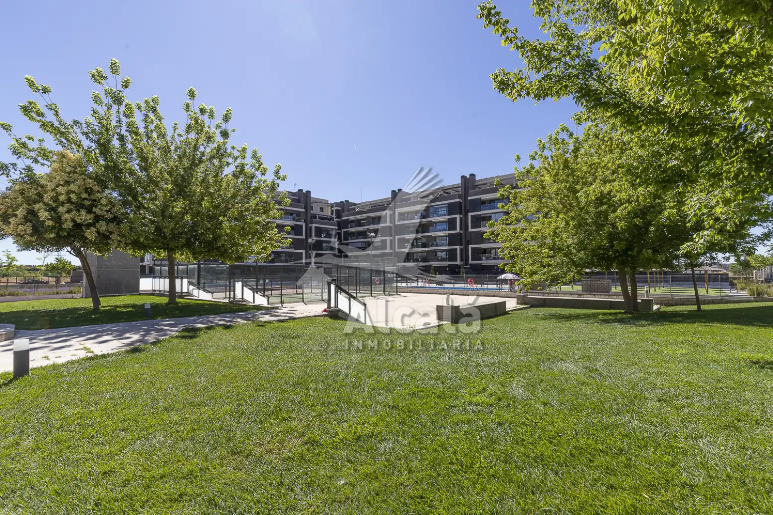 Außenansicht von Wohnung zum Verkauf in Alcalá de Henares mit Klimaanlage, Heizung und Privatgarten