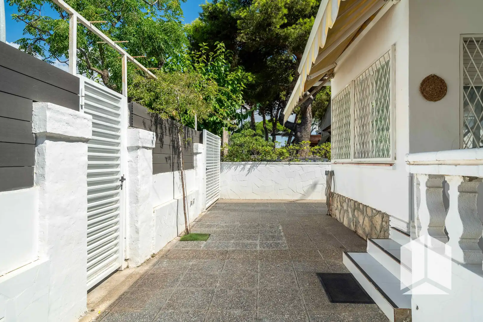 Vista exterior de Casa o chalet en venta en Castelldefels con Aire acondicionado, Terraza y Trastero