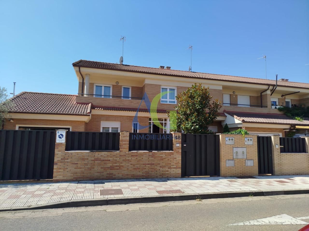 Vista exterior de Casa o xalet en venda en Villaquilambre amb Calefacció, Jardí privat i Parquet