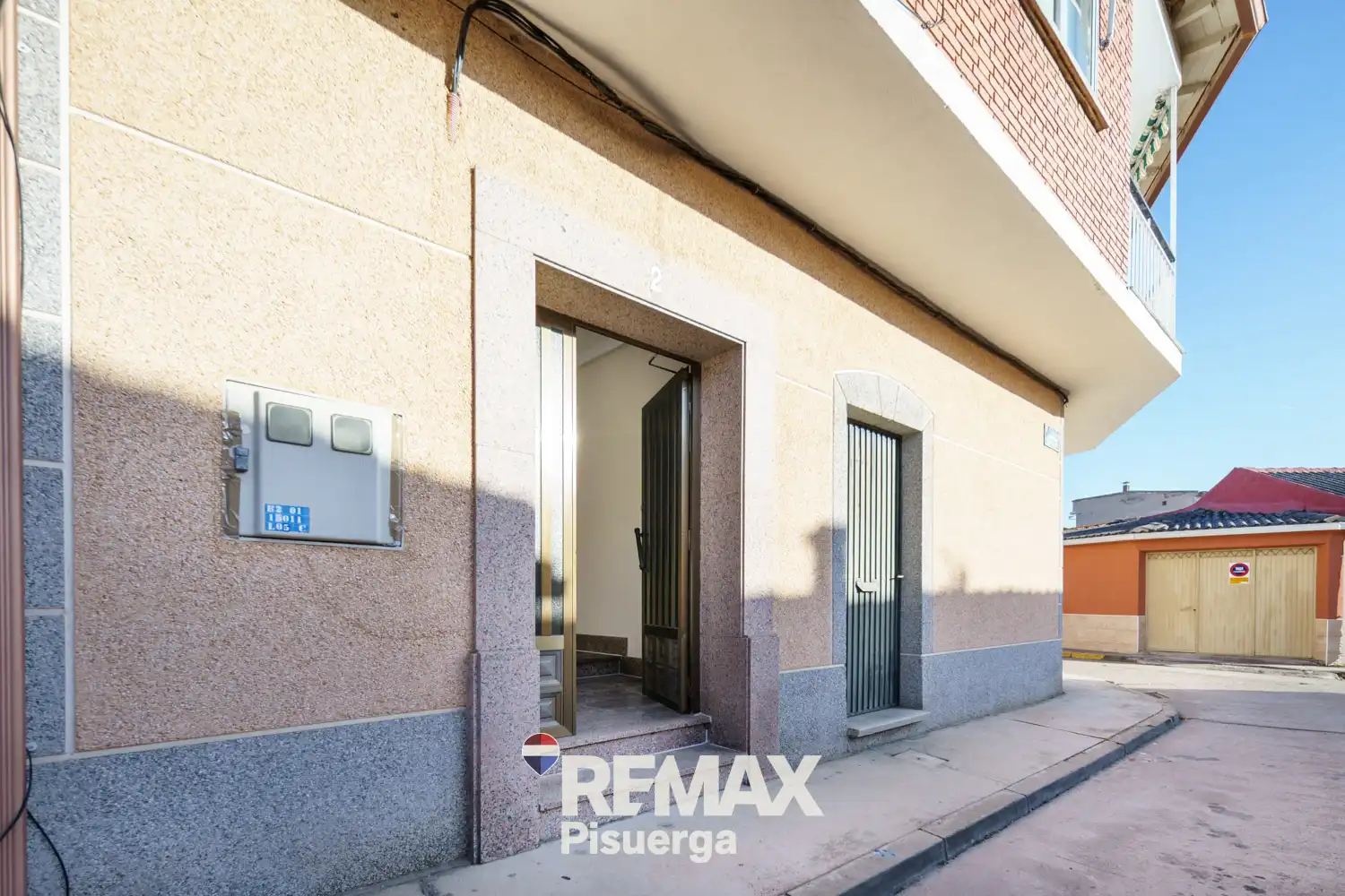 Vista exterior de Casa o xalet en venda en Venta de Baños amb Jardí privat, Terrassa i Traster