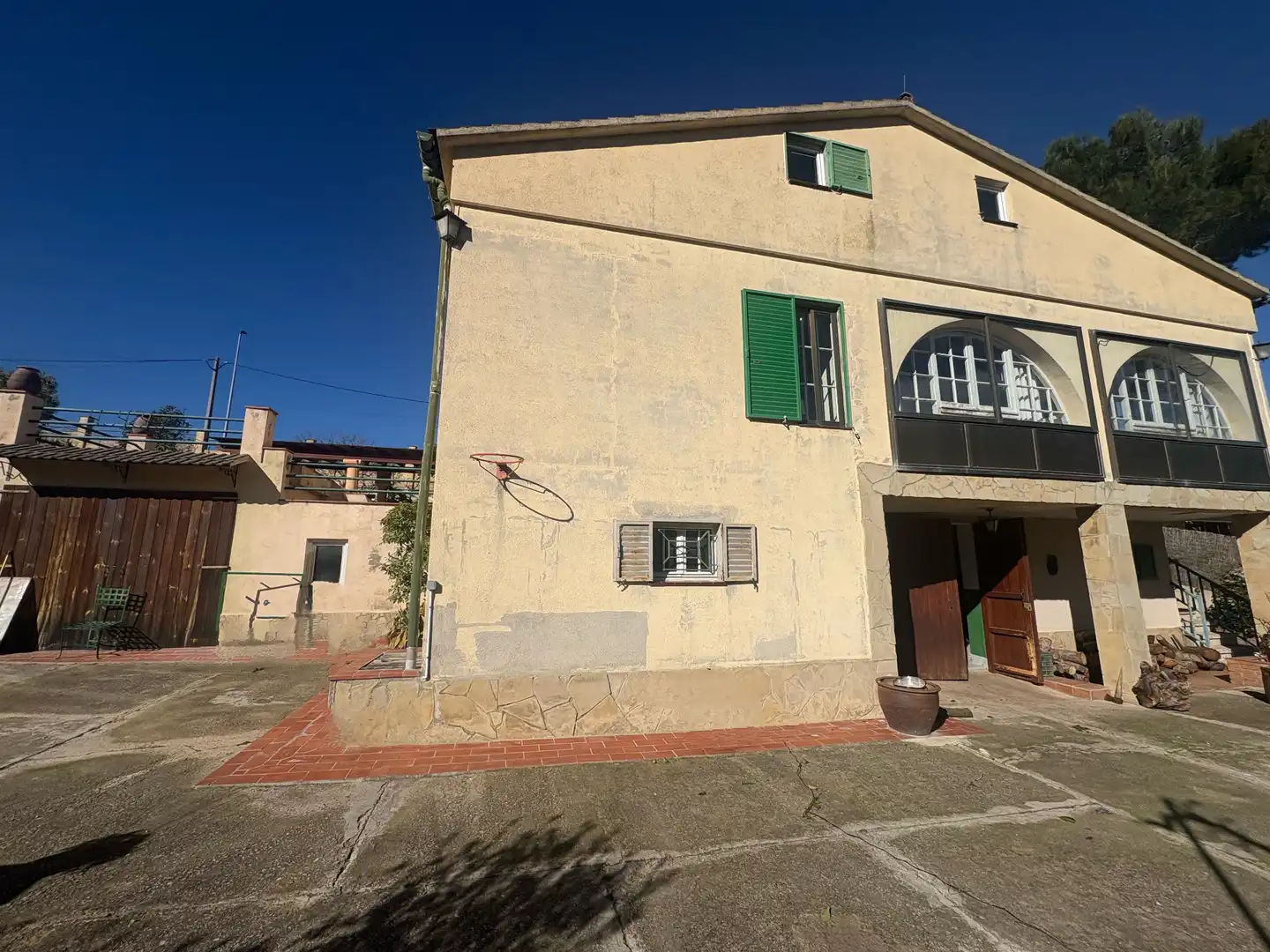 Vista exterior de Casa o xalet en venda en Torrelles de Foix amb Calefacció, Jardí privat i Piscina