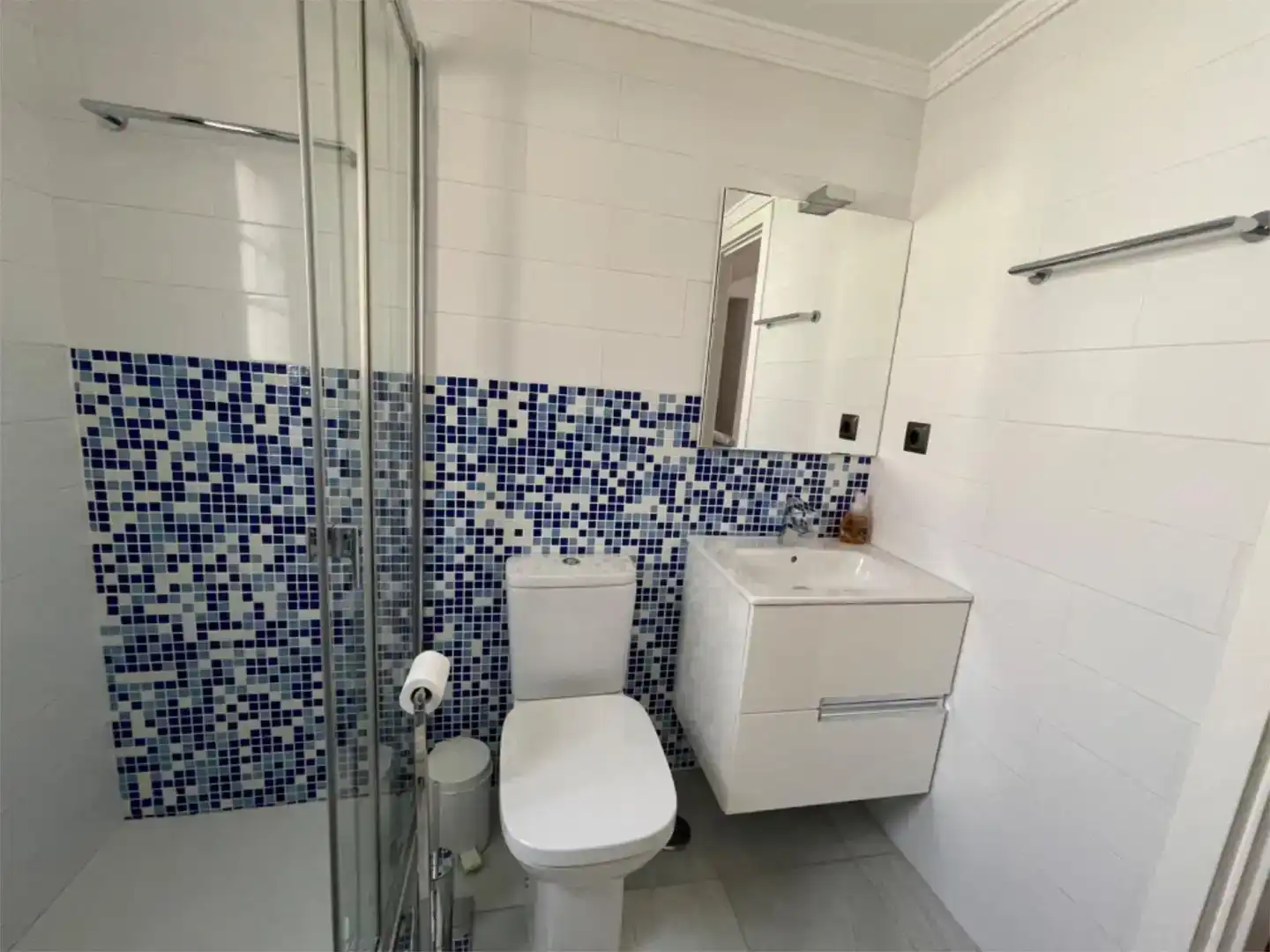Bany de Pis en venda en Marbella amb Piscina i Balcó
