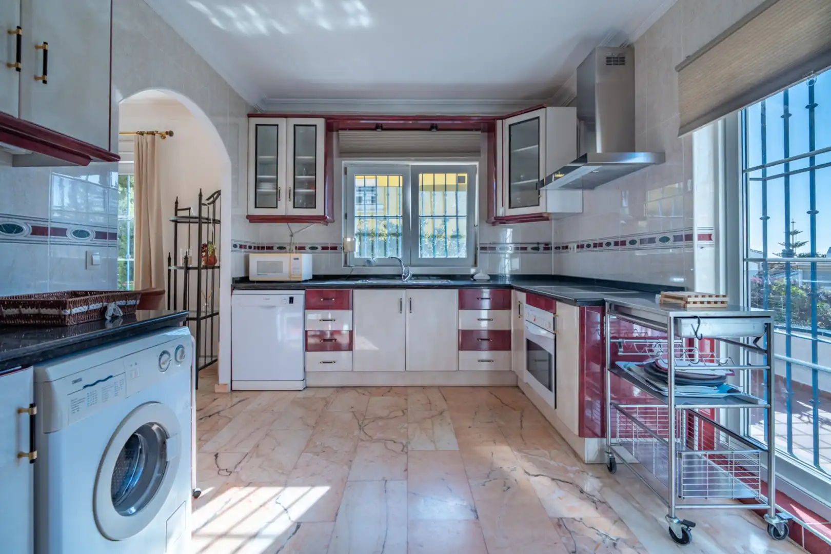 Küche von Haus oder Chalet zum Verkauf in Fuengirola mit Klimaanlage, Privatgarten und Abstellraum