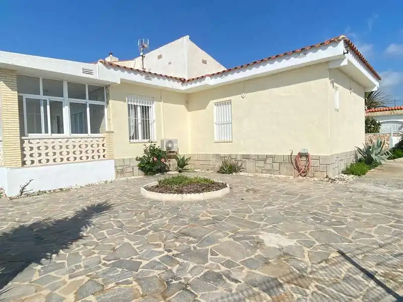Vista exterior de Casa o xalet en venda en Vinaròs amb Aire condicionat i Jardí privat