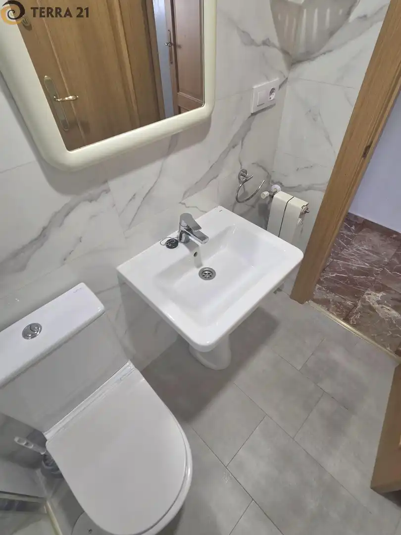 Bany de Pis de lloguer en Jaén amb Calefacció, Terrassa i Moblat