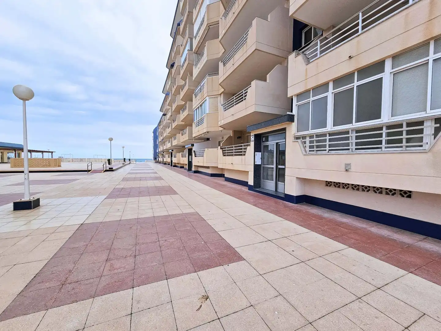 Vista exterior de Apartament de lloguer en La Manga del Mar Menor amb Calefacció, Terrassa i Piscina comunitària