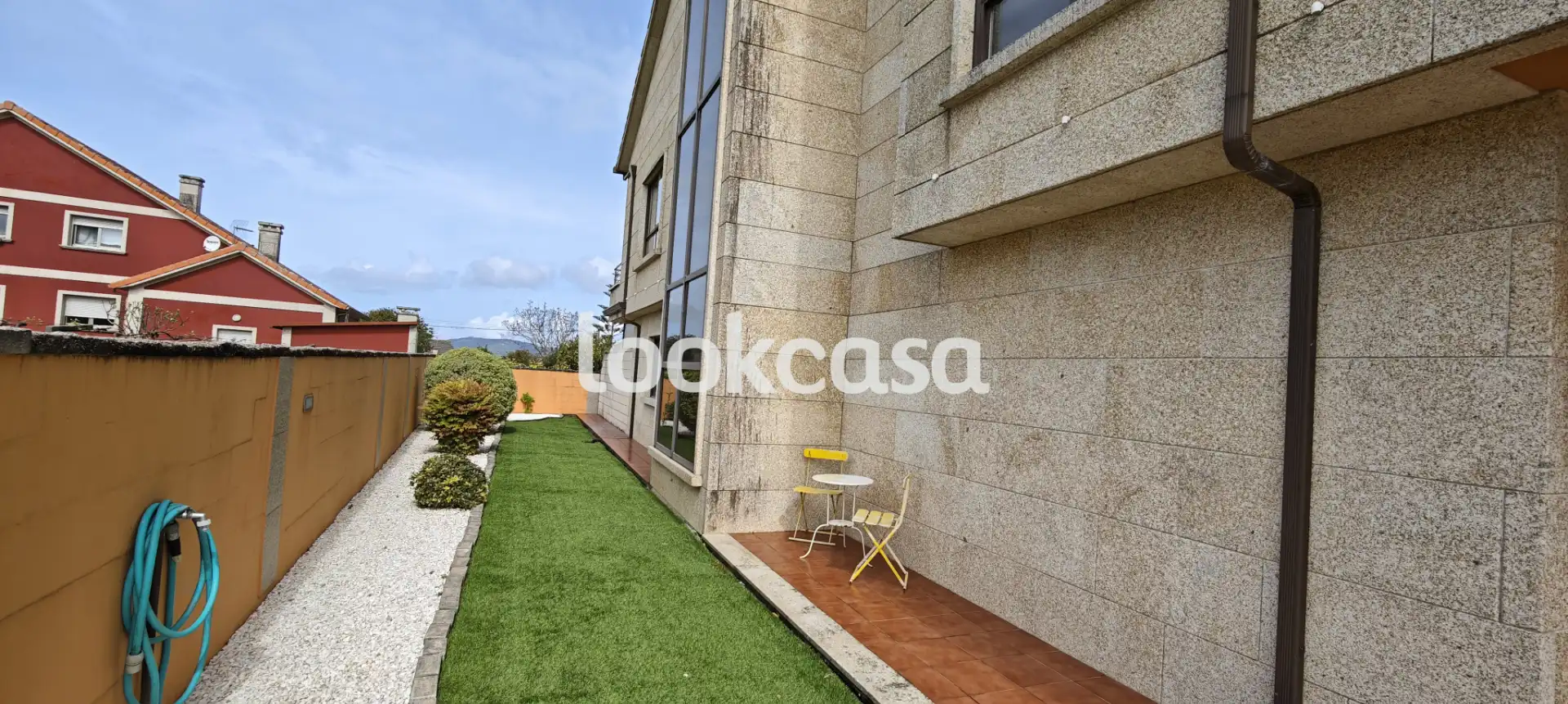Vista exterior de Ático en venta en Sanxenxo con Calefacción, Jardín privado y Parquet