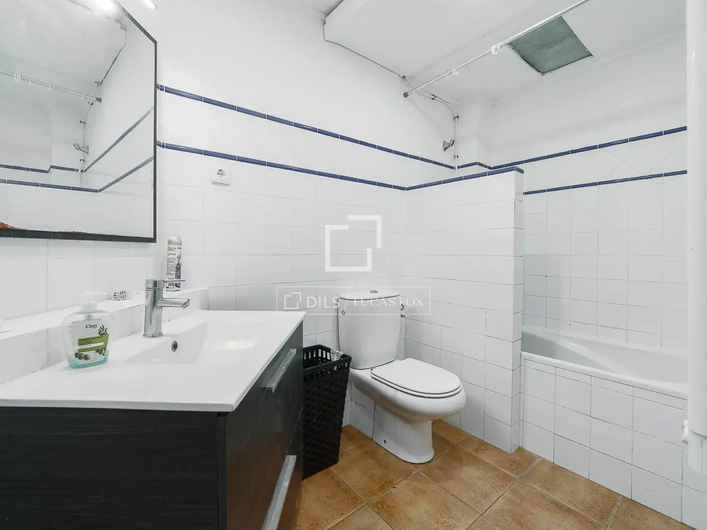 Badezimmer von Wohnung zum Verkauf in Barcelona mit Klimaanlage und Heizung