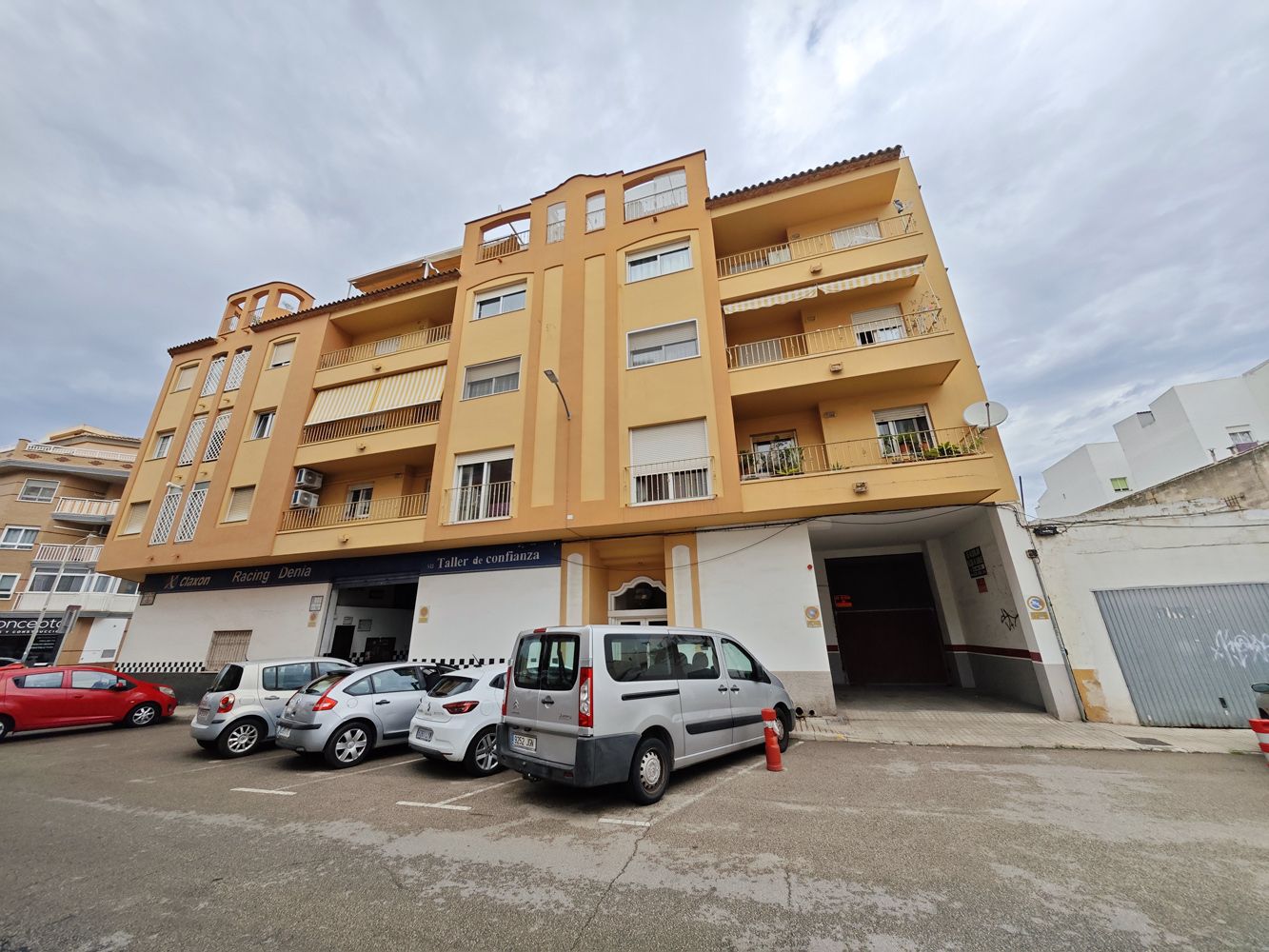 Vista exterior de Garatge en venda en Dénia