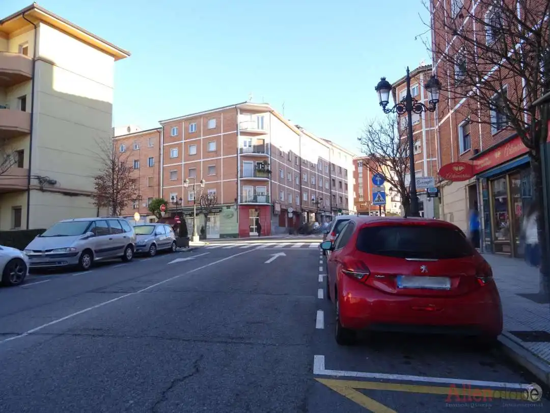 Vista exterior de Local en venta en Oviedo 