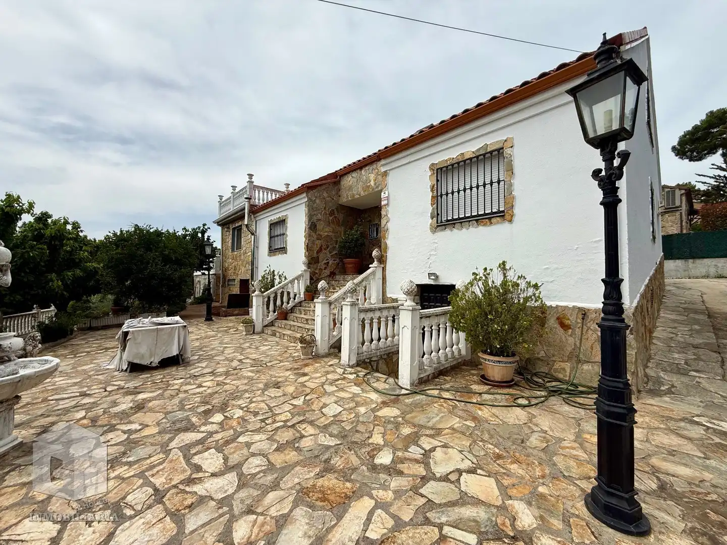 Vista exterior de Casa o xalet en venda en Cadalso de los Vidrios amb Aire condicionat, Calefacció i Jardí privat
