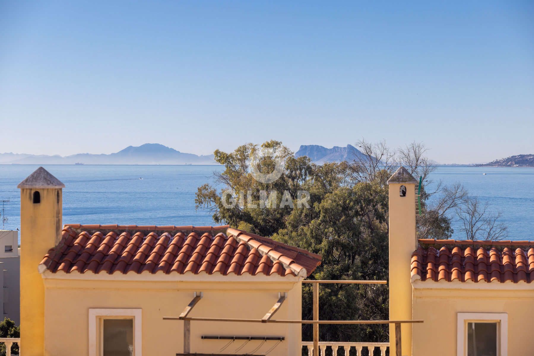 Vista exterior de Casa adosada en venda en Estepona amb Piscina