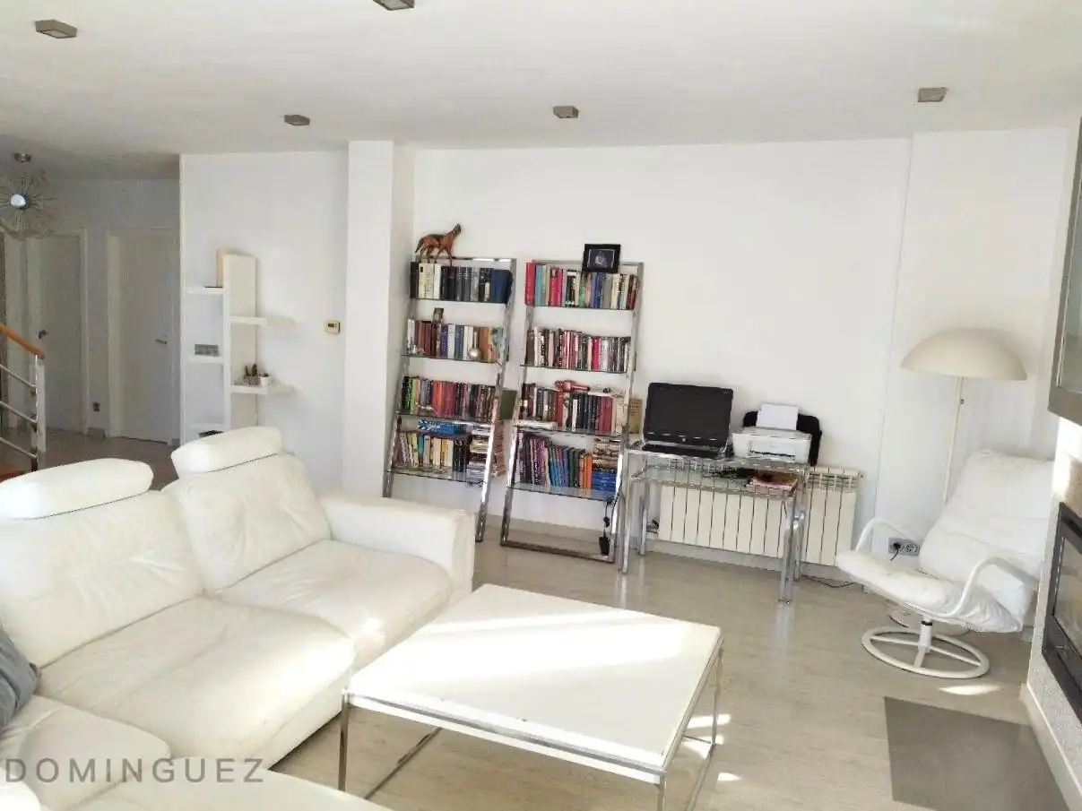 Sala d'estar de Casa o xalet en venda en Pontevedra Capital  amb Calefacció, Jardí privat i Terrassa
