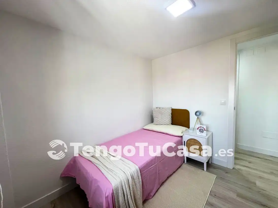 Bedroom of Flat for sale in Madrid  with Air Conditioner, Furnished and Oven