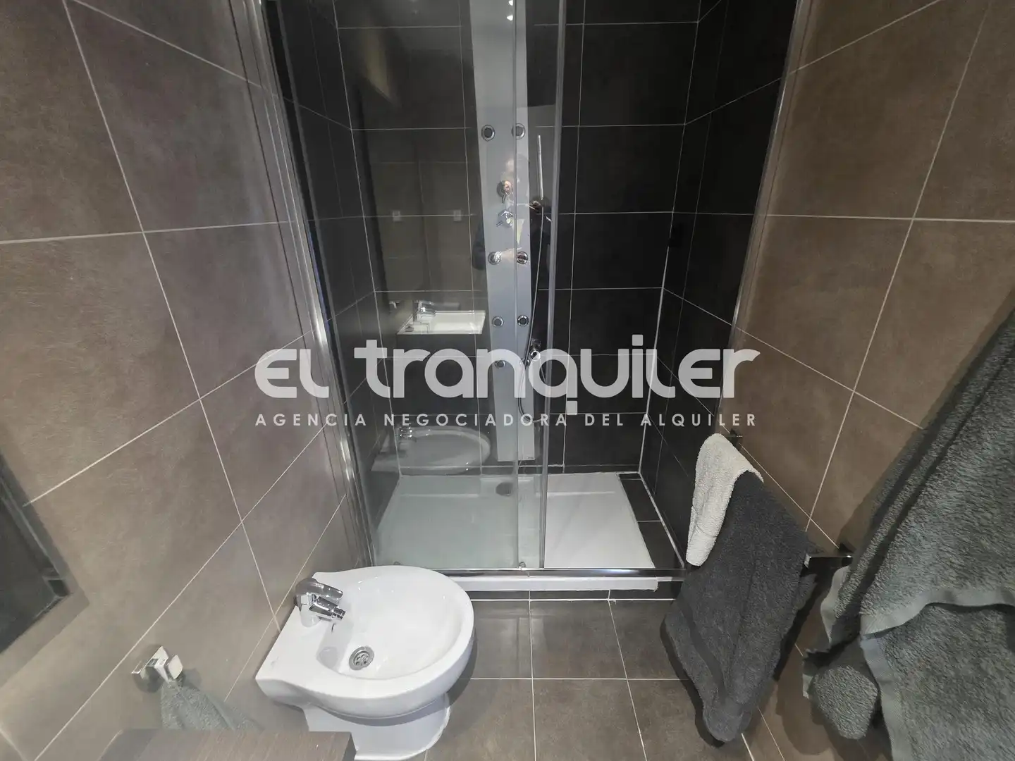Bathroom of Study for rent in Madrid  with Air Conditioner, Parquet flooring and Swimming Pool