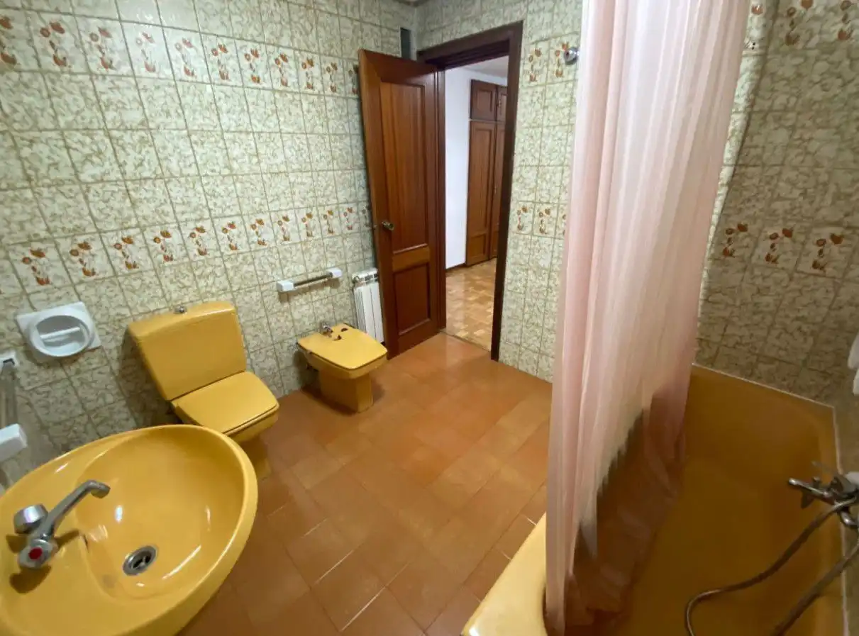 Baño de Piso de alquiler en Palencia con Calefacción, Parquet y Amueblado