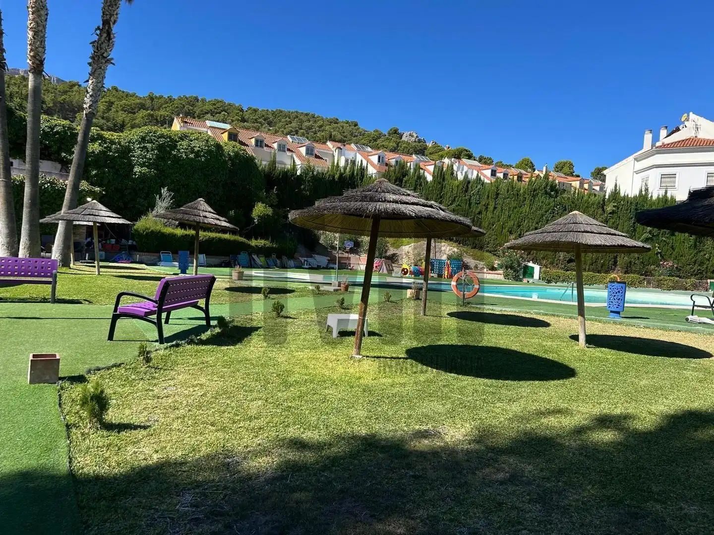 Piscina de Casa adosada en venda en Jaén amb Aire condicionat, Calefacció i Jardí privat
