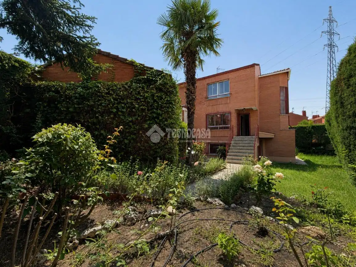 Jardí de Casa adosada en venda en Collado Villalba amb Calefacció, Traster i Alarma