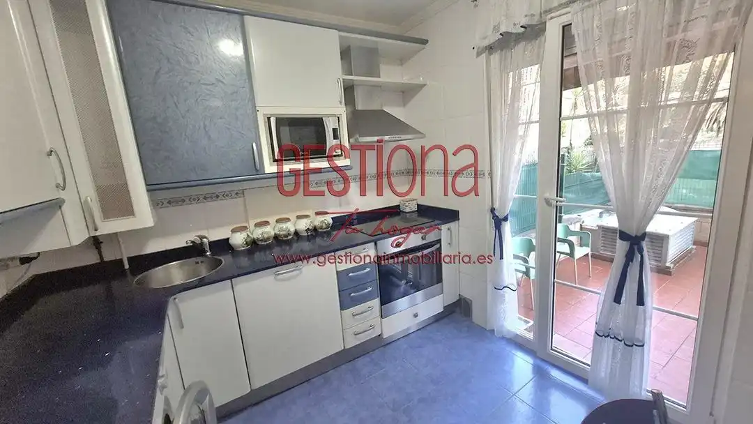 Küche von Erdgeschoss zum Verkauf in Castro-Urdiales mit Heizung, Privatgarten und Terrasse