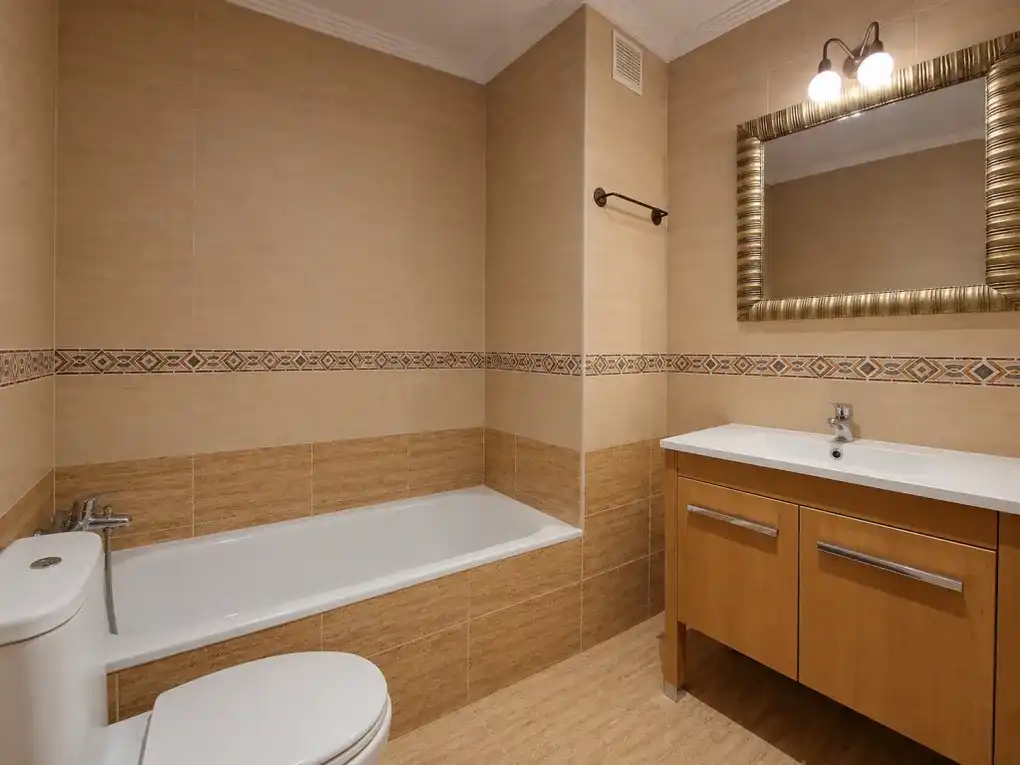 Baño de Piso en venta en Llanes con Calefacción, Terraza y Amueblado