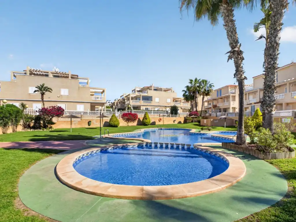 Piscina de Casa o xalet en venda en Orihuela amb Aire condicionat, Jardí privat i Piscina comunitària
