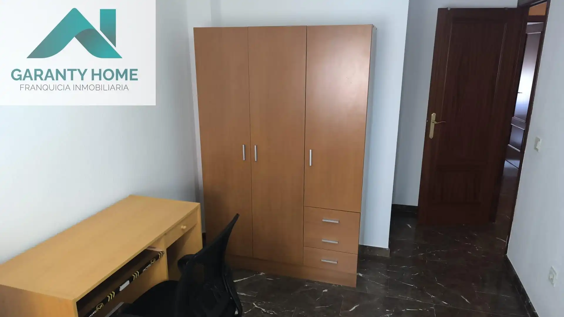 Dormitori de Pis de lloguer en Jaén amb Aire condicionat, Jardí privat i Moblat