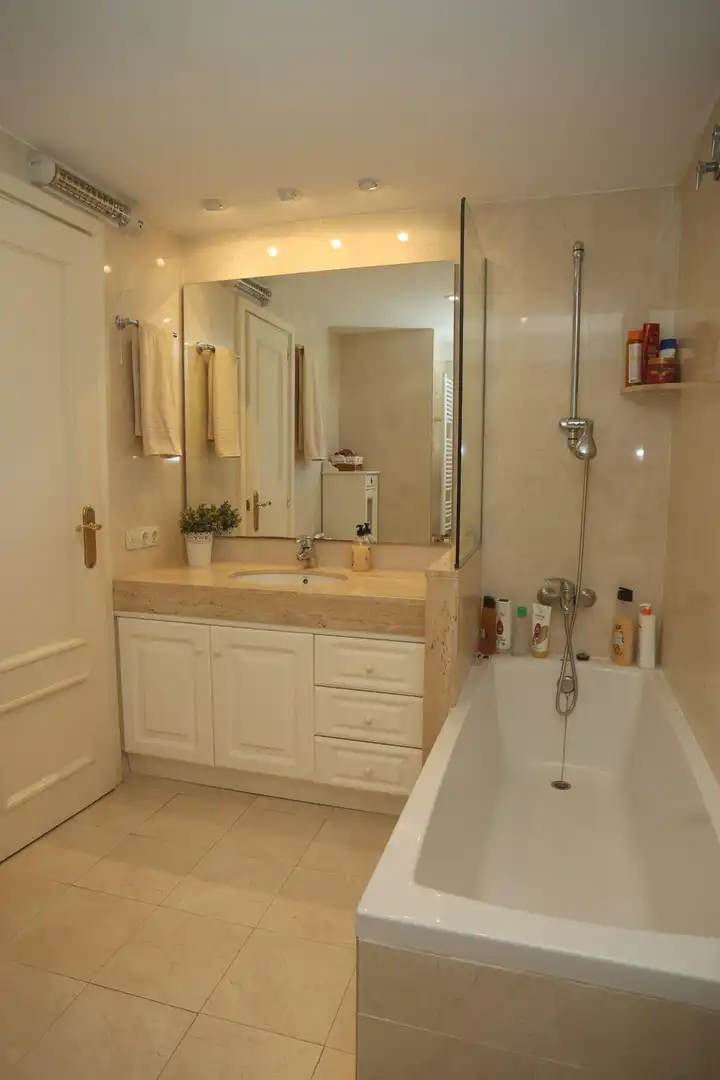 Badezimmer von Erdgeschoss zur Miete in Rocafort mit Klimaanlage, Heizung und Möbliert