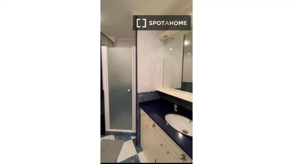 Baño de Piso para compartir en Bilbao  con Aire acondicionado y Terraza
