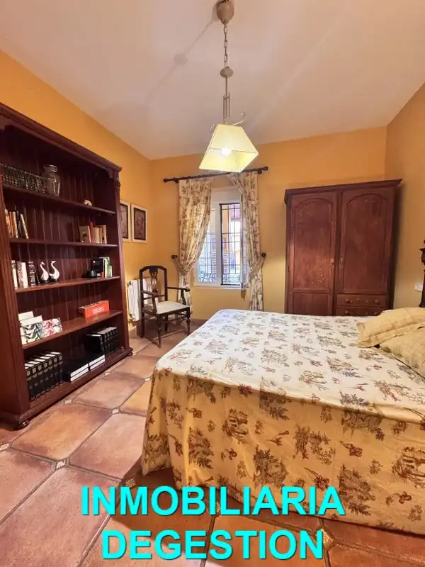 Dormitori de Casa adosada en venda en Linares amb Aire condicionat, Calefacció i Jardí privat