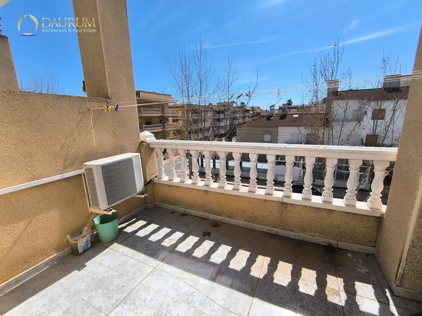 Terrasse von Einfamilien-Reihenhaus zum Verkauf in Santa Pola mit Klimaanlage, Heizung und Privatgarten