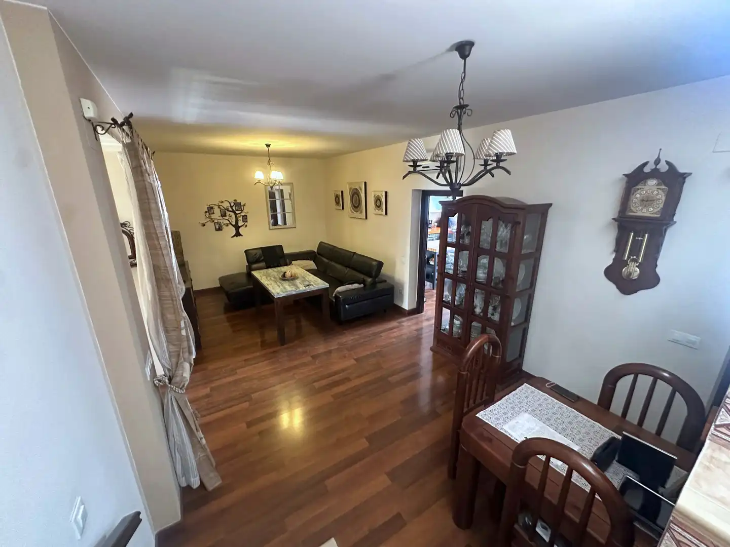Sala d'estar de Casa o xalet en venda en Camas amb Aire condicionat, Parquet i Terrassa