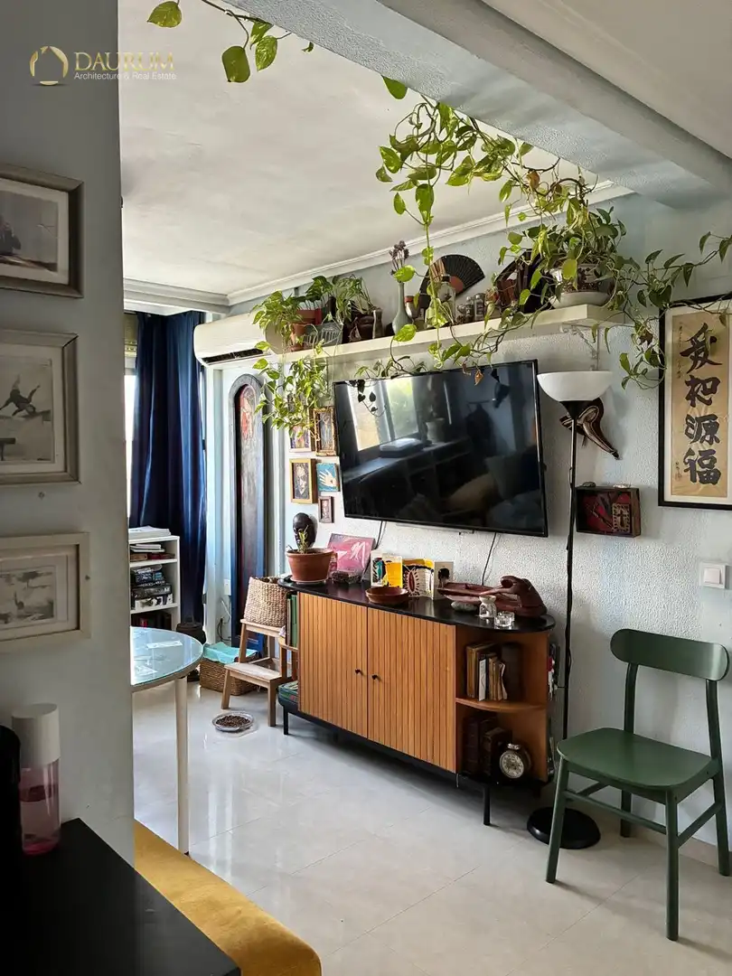 Living room of Flat for sale in Sevilla  with Air Conditioner and Furnished
