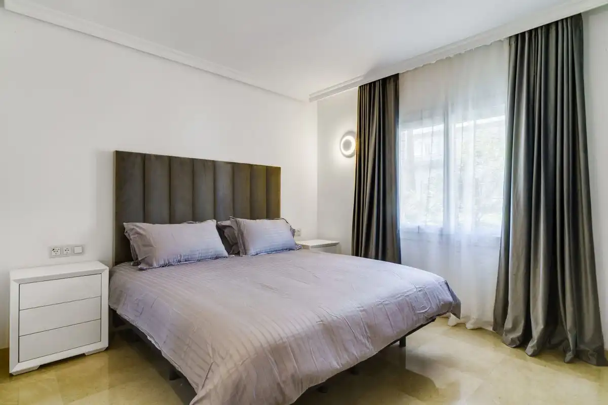 Habitación de Planta baja de alquiler en Estepona con Aire acondicionado, Terraza y Piscina comunitaria