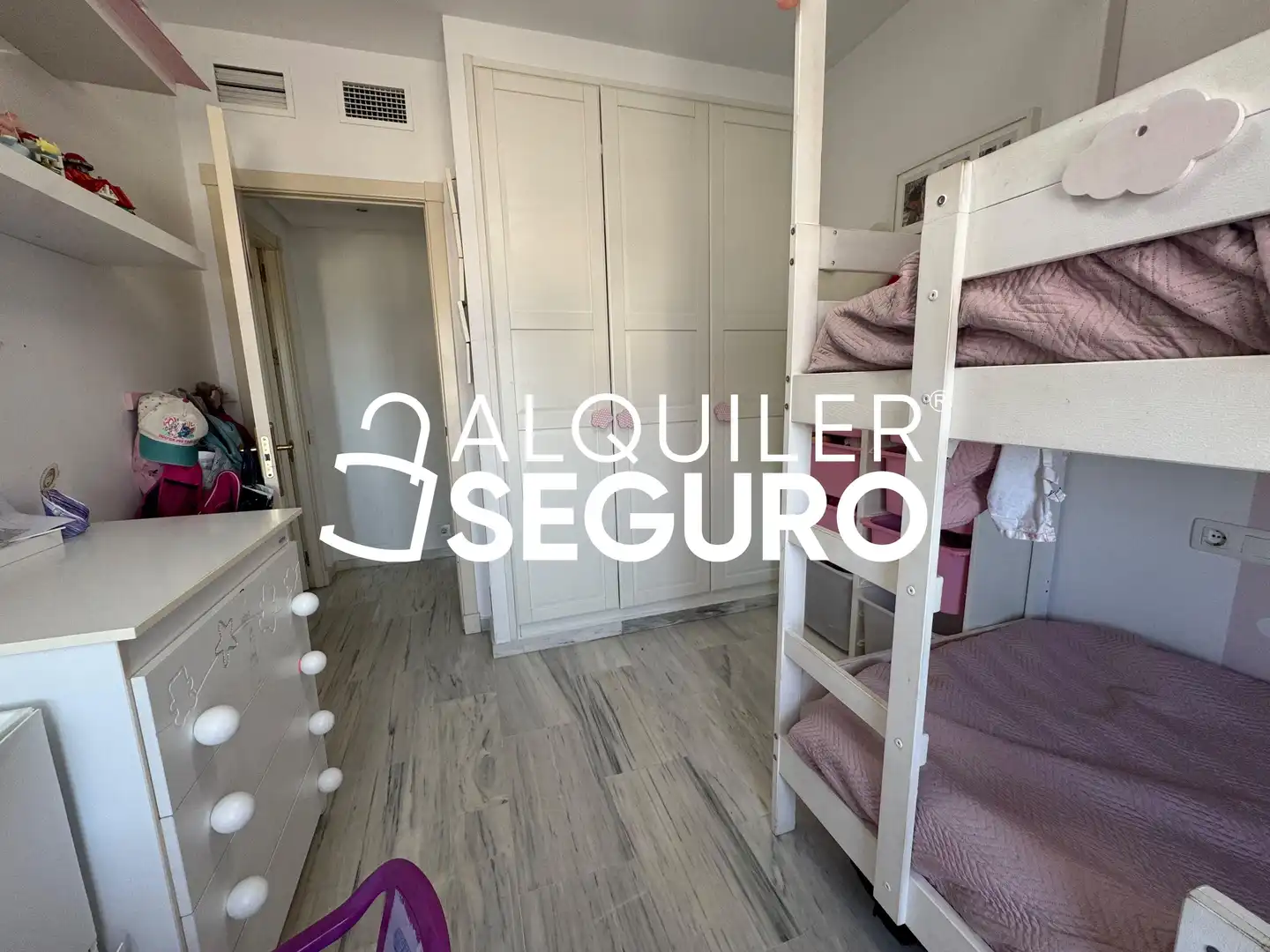 Dormitori de Pis de lloguer en Málaga amb Aire condicionat, Terrassa i Piscina