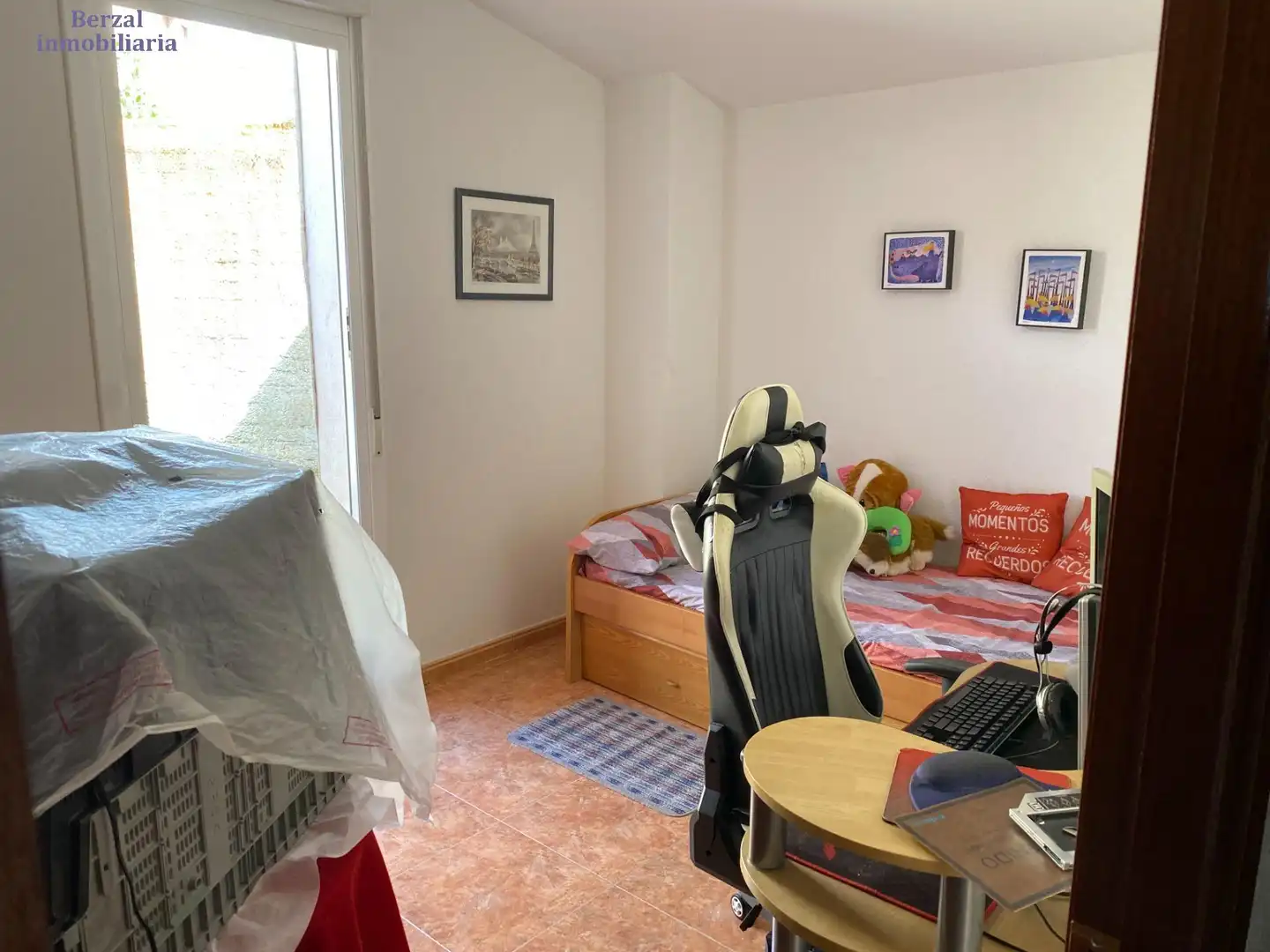Habitación de Casa adosada en venta en Hormilla con Calefacción y Terraza