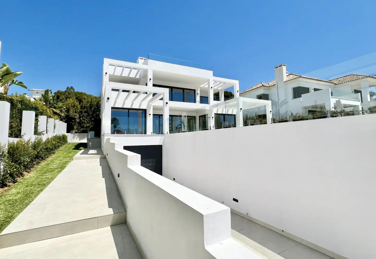 Außenansicht von Haus oder Chalet zum Verkauf in Marbella mit Klimaanlage, Heizung und Privatgarten