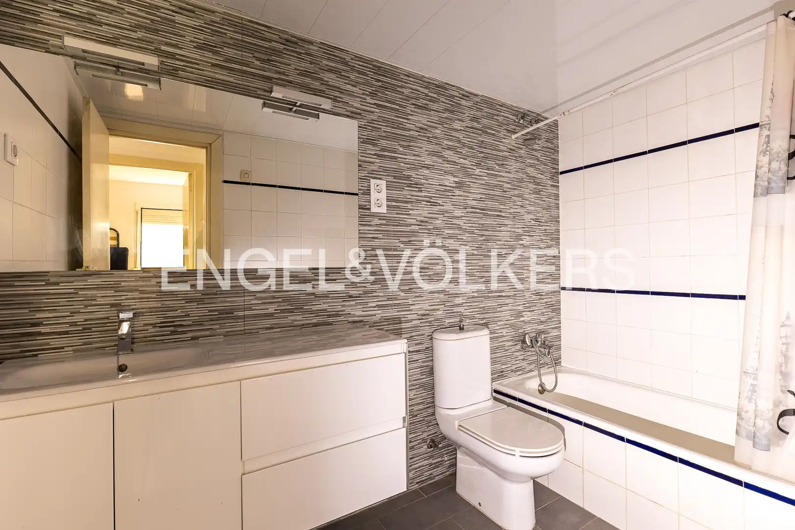 Badezimmer von Wohnung zum Verkauf in Sitges mit Heizung, Privatgarten und Terrasse