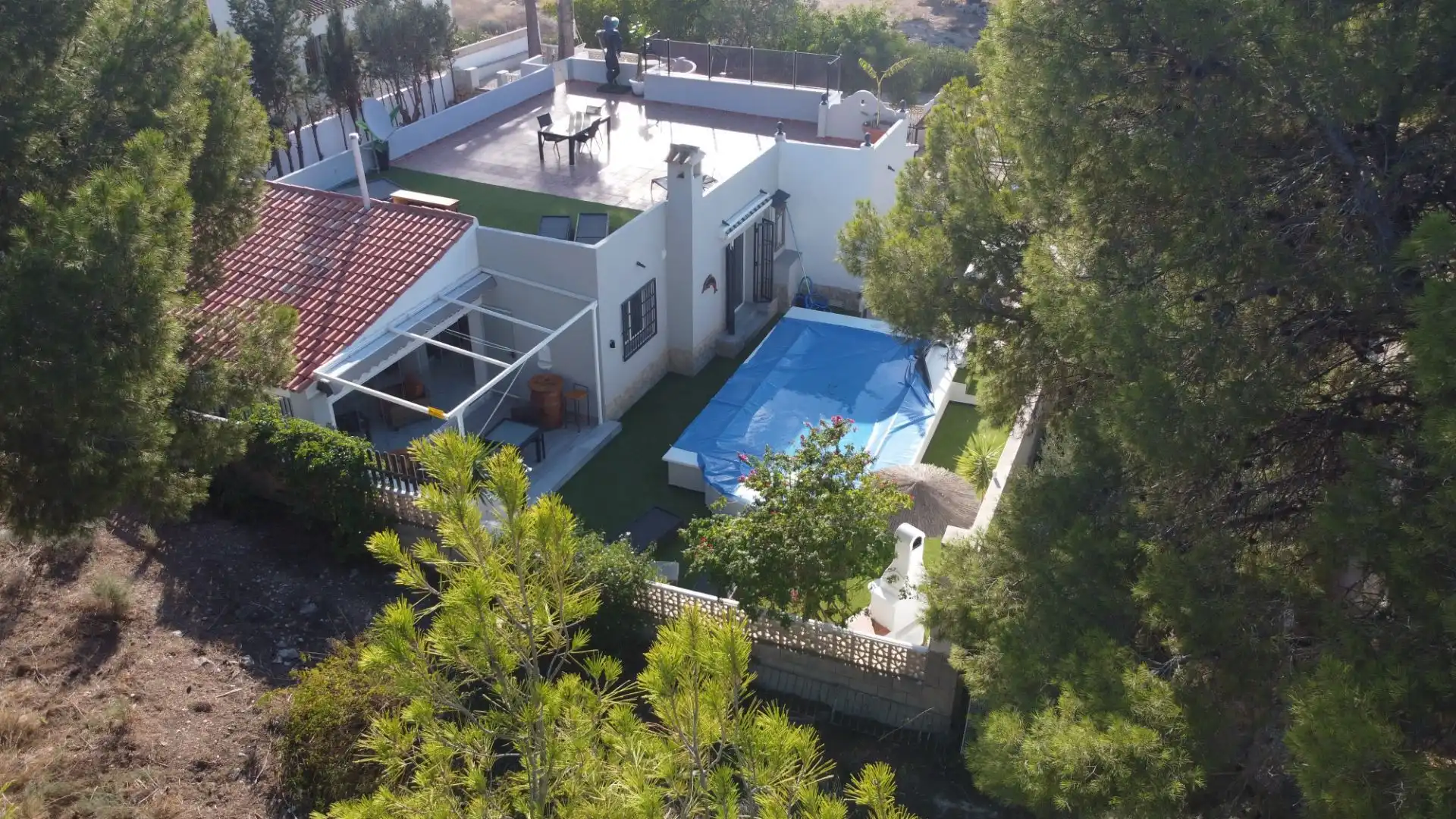 Außenansicht von Haus oder Chalet zum Verkauf in La Nucia mit Privatgarten, Terrasse und Abstellraum