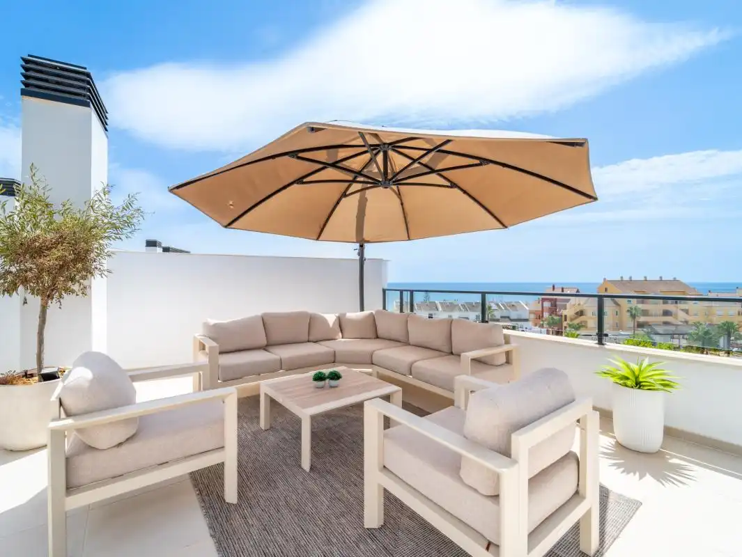 Terrasse von Wohnung zum Verkauf in Manilva mit Klimaanlage, Heizung und Privatgarten