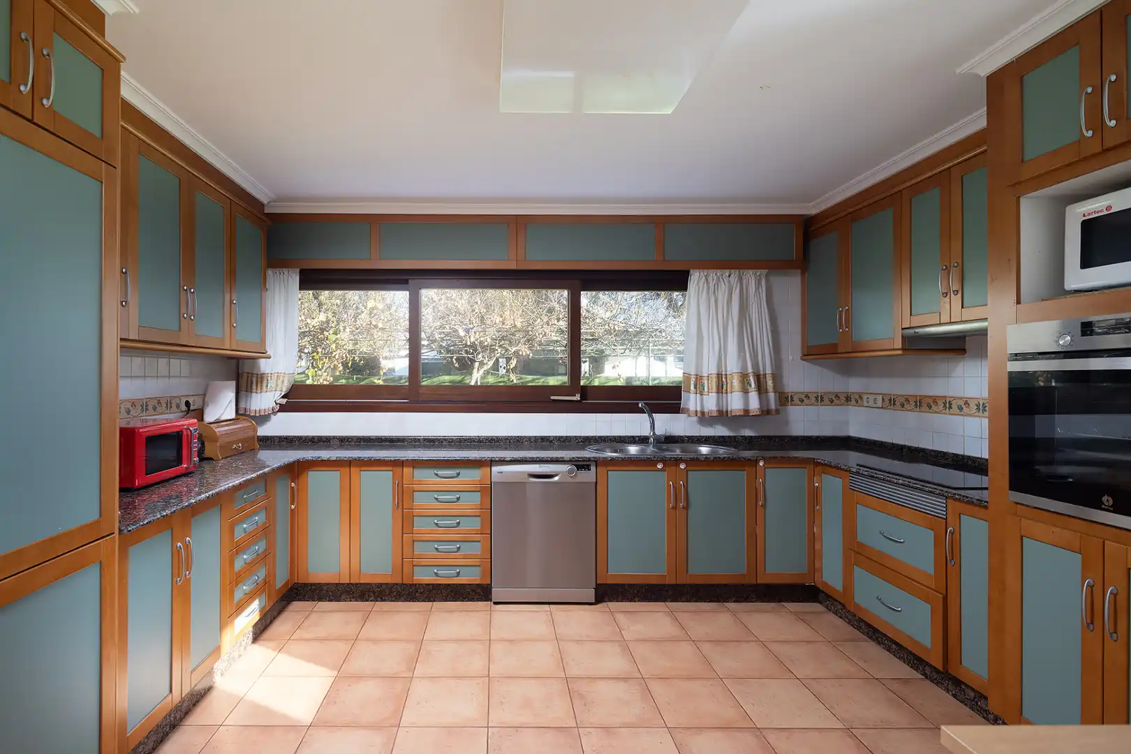 Cocina de Casa o chalet en venta en Oleiros con Calefacción, Jardín privado y Parquet