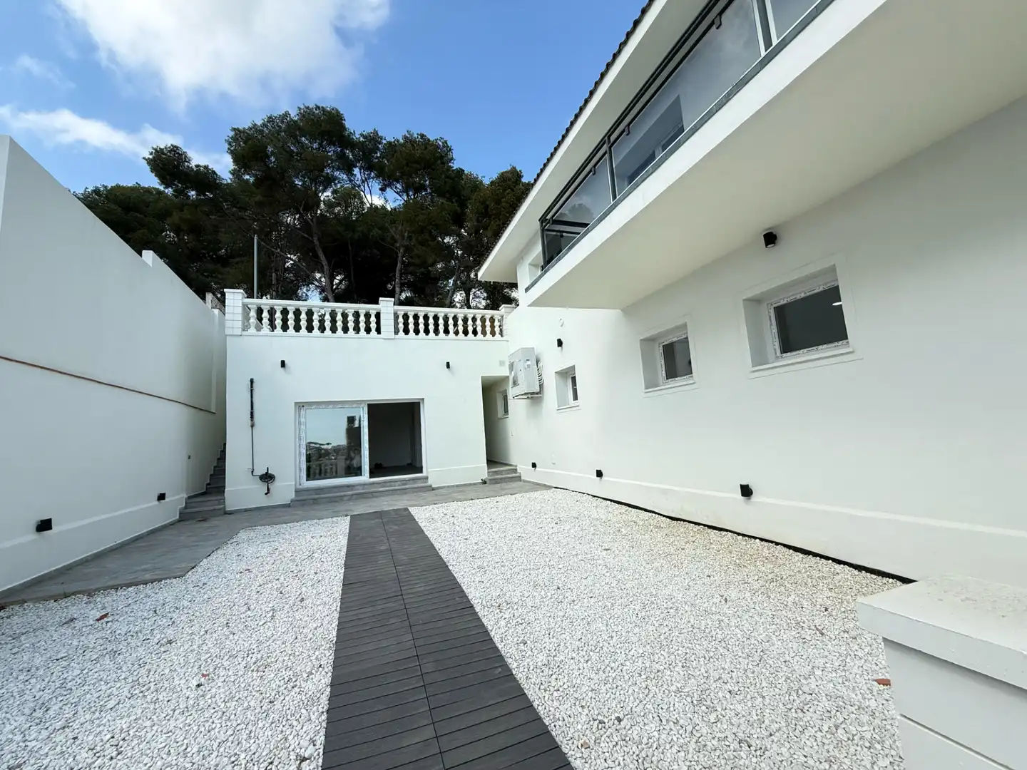 Vista exterior de Casa o xalet en venda en Castelldefels amb Aire condicionat, Calefacció i Jardí privat